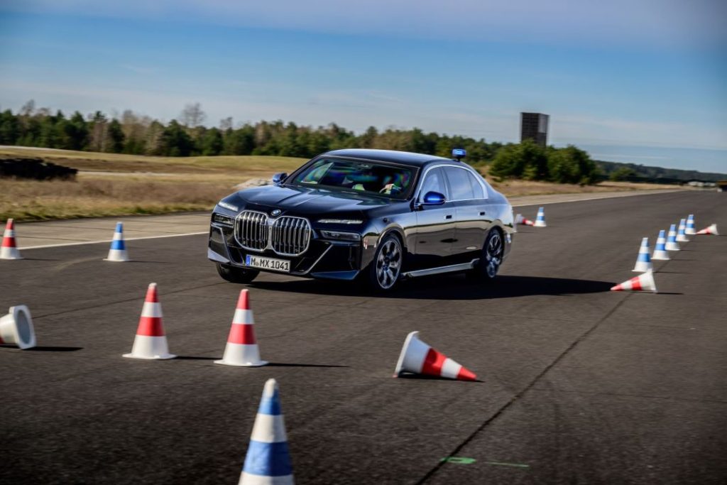 ¿Quieres ser conductor profesional de vehículos de seguridad? BMW ofrece 2 nuevos cursos de formación 1 Motor16 P90543769 highRes Motor16