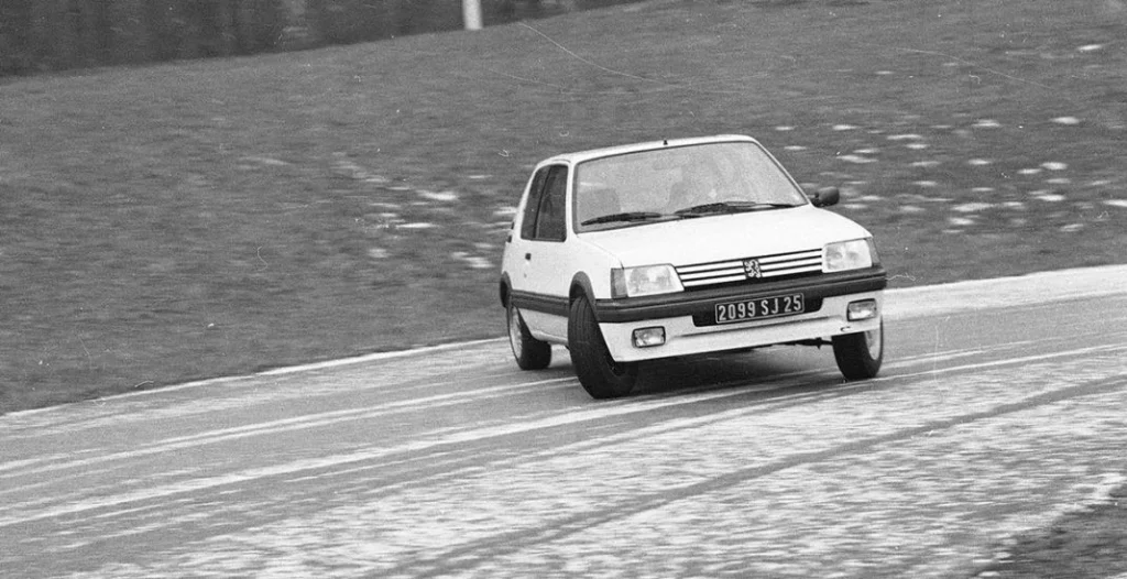 PEUGEOT 205 GTI 7 Motor16