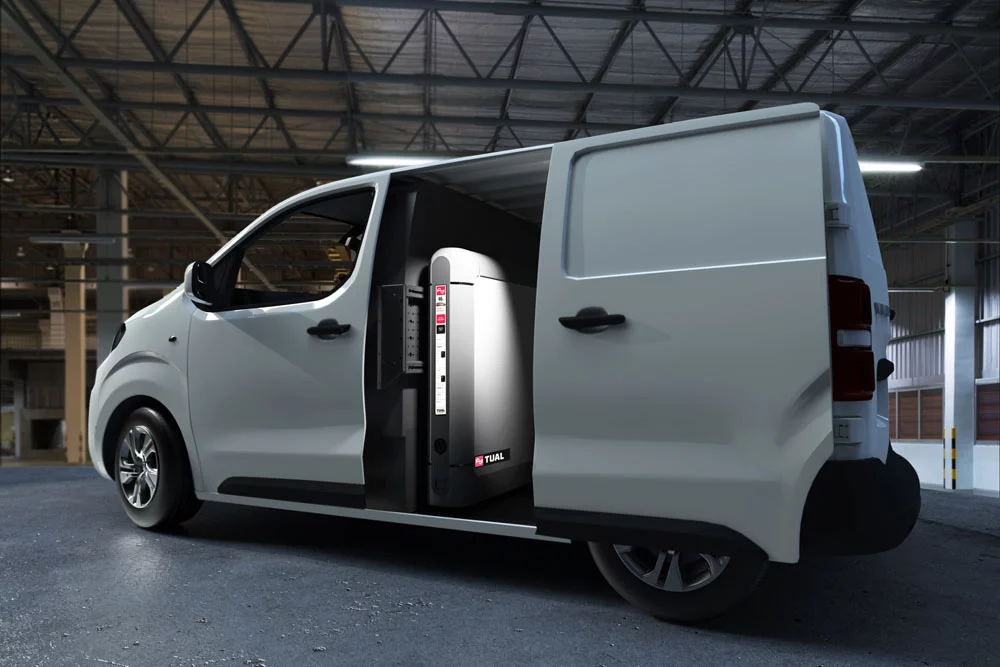 La batería portátil de TUAL que puede cargar un coche eléctrico 7 Motor16 TUALpowerbankinvan1 Motor16
