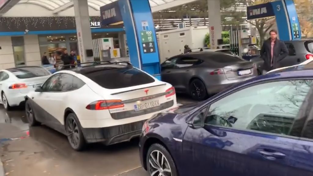 Tesla y otros eléctricos: un calvario de regreso en Semana Santa 2 Motor16 2 horas por una "supercarga"