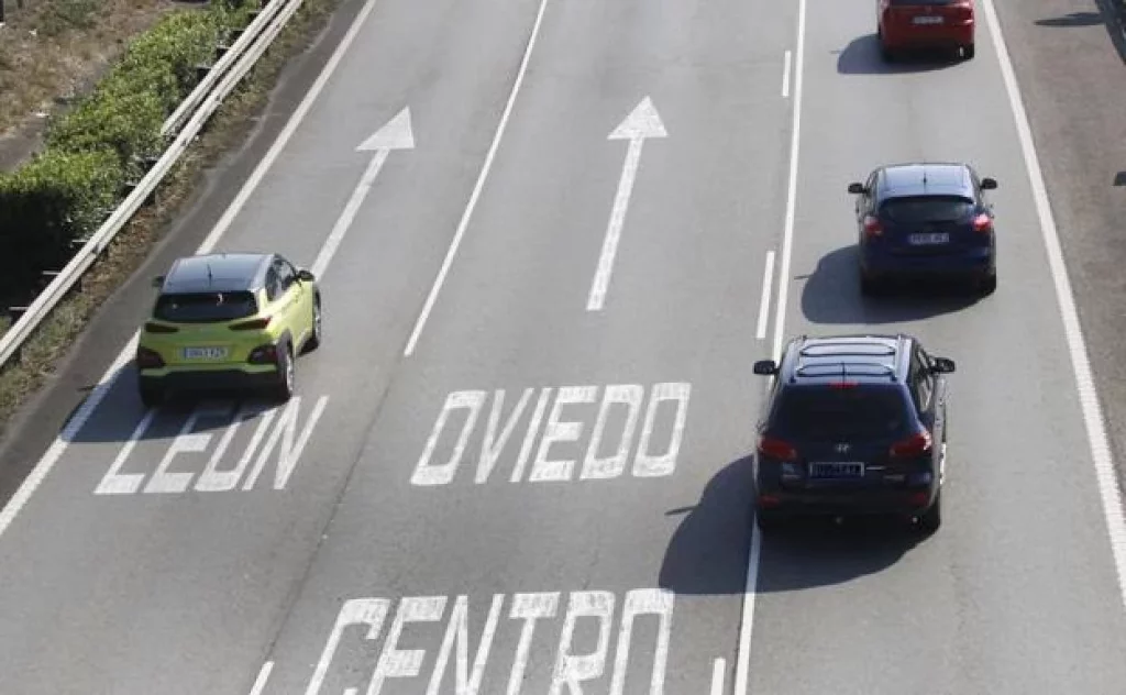 Despídete de conducir por el carril izquierdo. Si eres de estos conductores la DGT te lo prohíbe 185 Motor16 DGT