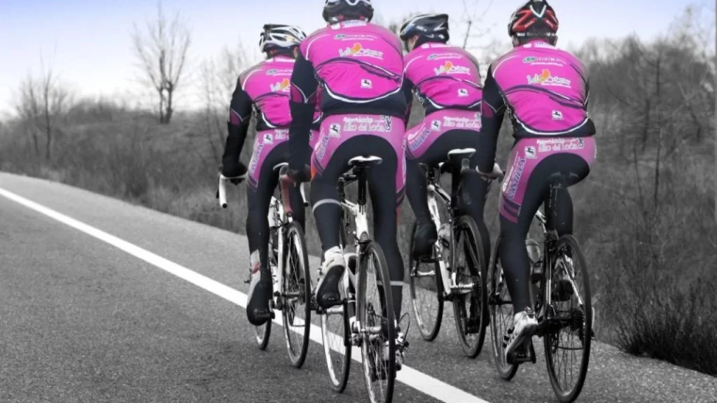 Carreteras abiertas a peatones y ciclistas, pero cerradas a coches y motos: La moda que la DGT podría traer de Europa 90 Motor16 ciclista