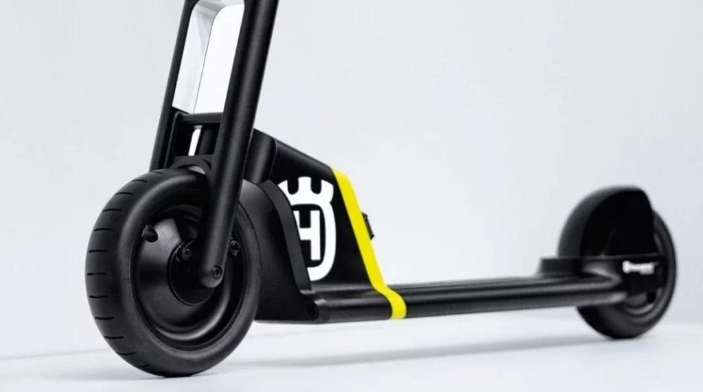 Si tienes menos de 15 años, aquí no puedes conducir un patinete eléctrico. Y esta medida se va a extender a tu ciudad 342 Motor16 carril