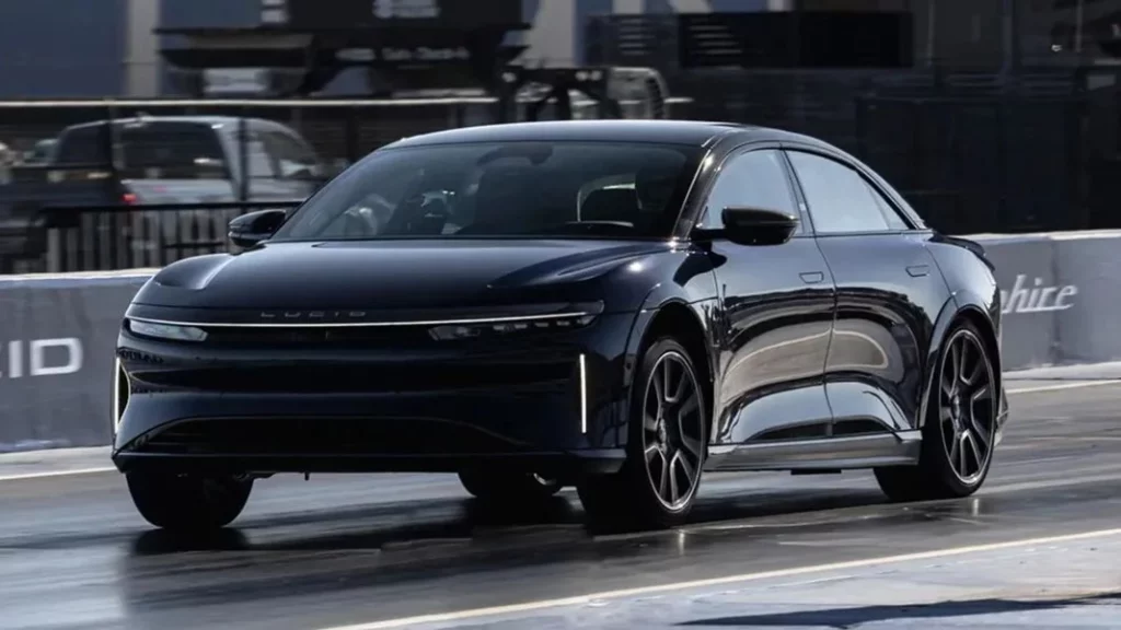 Esta berlina eléctrica es capaz de destrozar a cualquier dragster acelerando. Y por eso tiene récord 1 Motor16 ¿Qué otras características tiene el Air Sapphire?