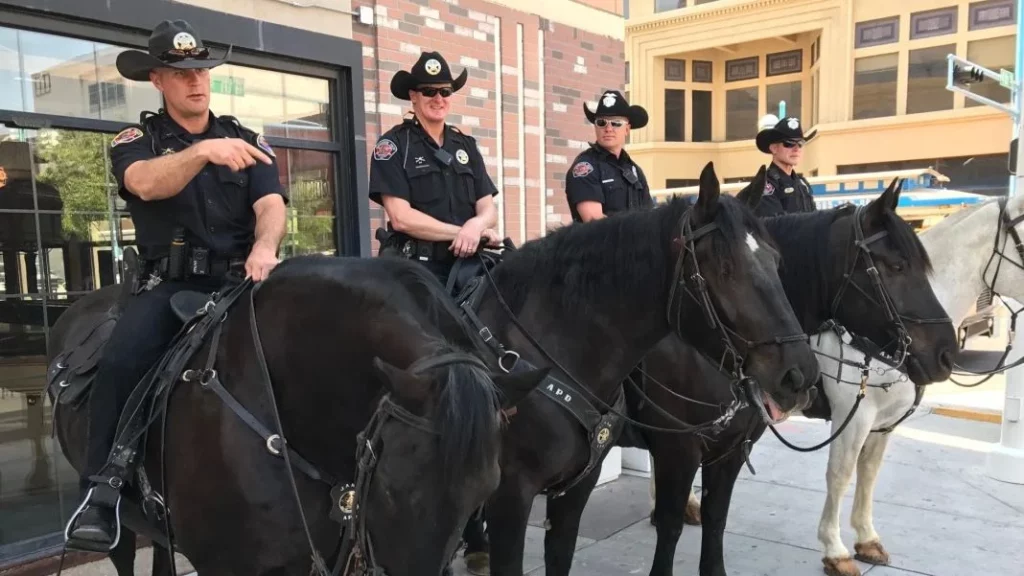 El ‘vehículo’ que utiliza la policía para seguir a los malos tiene un caballo: Literal 1 Motor16 ¿Qué beneficios tiene patrullar con caballos?