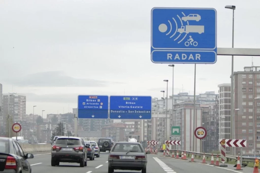 Despídete de conducir por el carril izquierdo. Si eres de estos conductores la DGT te lo prohíbe 190 Motor16 reducir