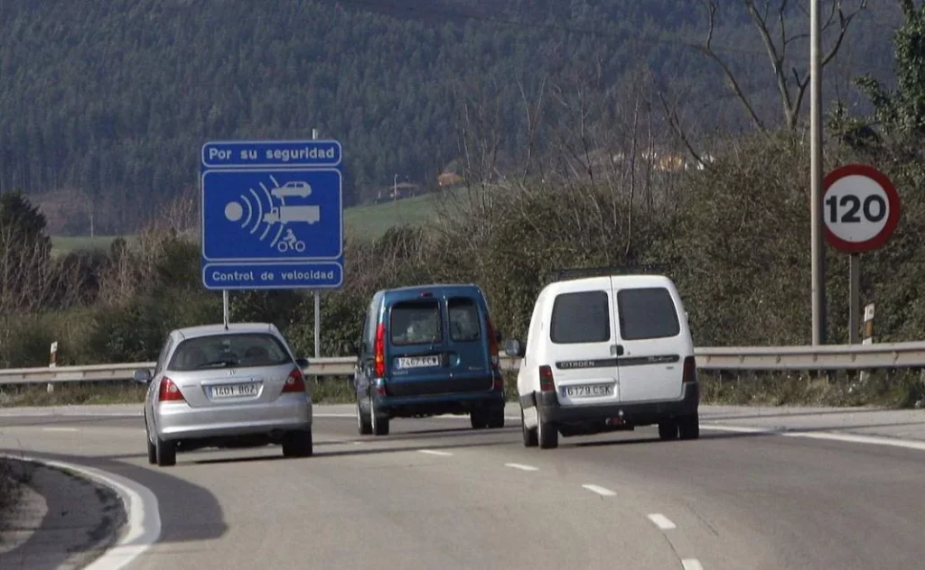 Despídete de conducir por el carril izquierdo. Si eres de estos conductores la DGT te lo prohíbe 187 Motor16 carril