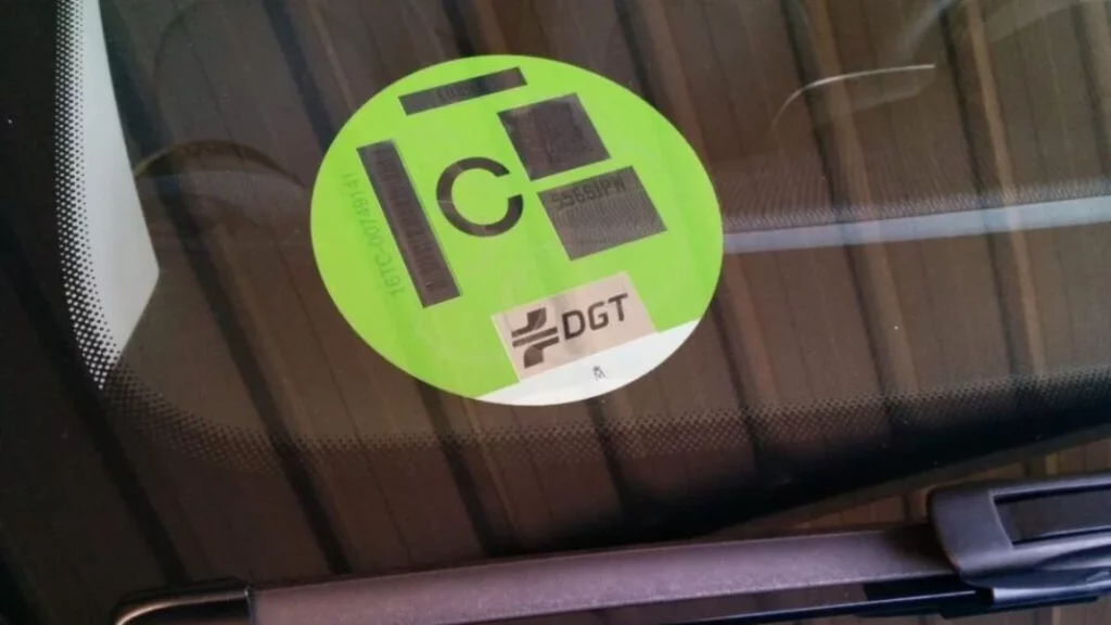 Esta pegatina está prohibida llevarla en tu coche. Si te pillan te van a multar con 200 euros 179 Motor16 pegatina