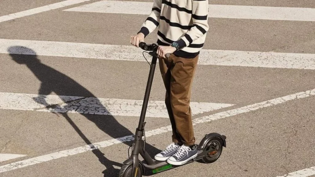 Si tienes menos de 15 años, aquí no puedes conducir un patinete eléctrico. Y esta medida se va a extender a tu ciudad 338 Motor16 patinete