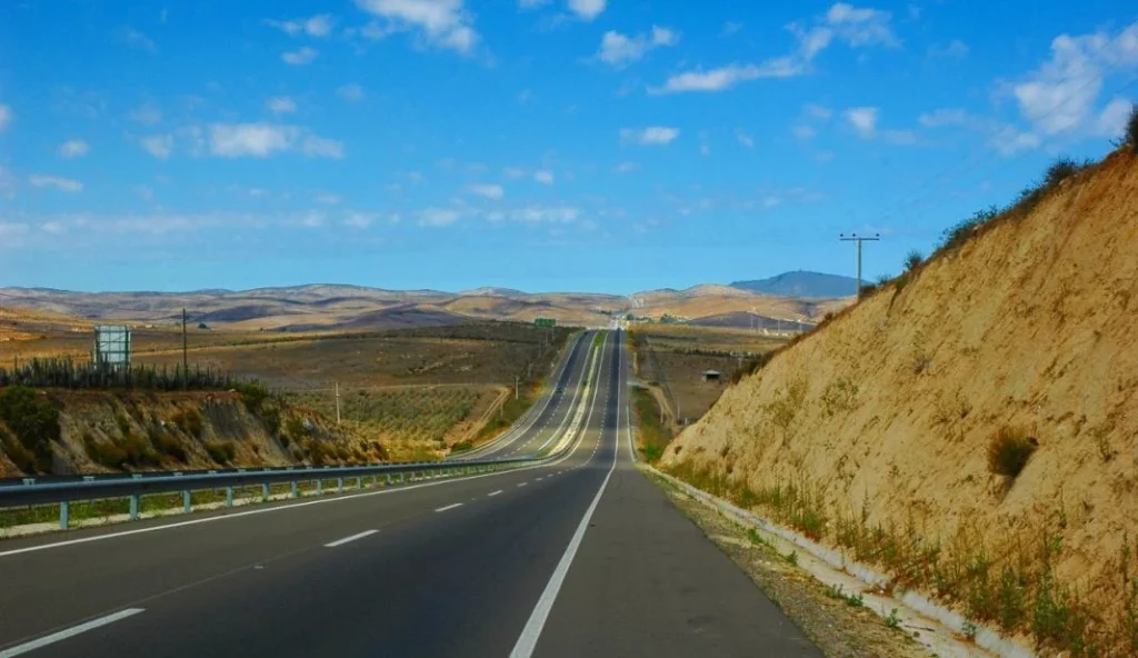 Estos son los únicos vehículos que la DGT va a permitir que circulen por el arcén en breve 2 Motor16 maniobra