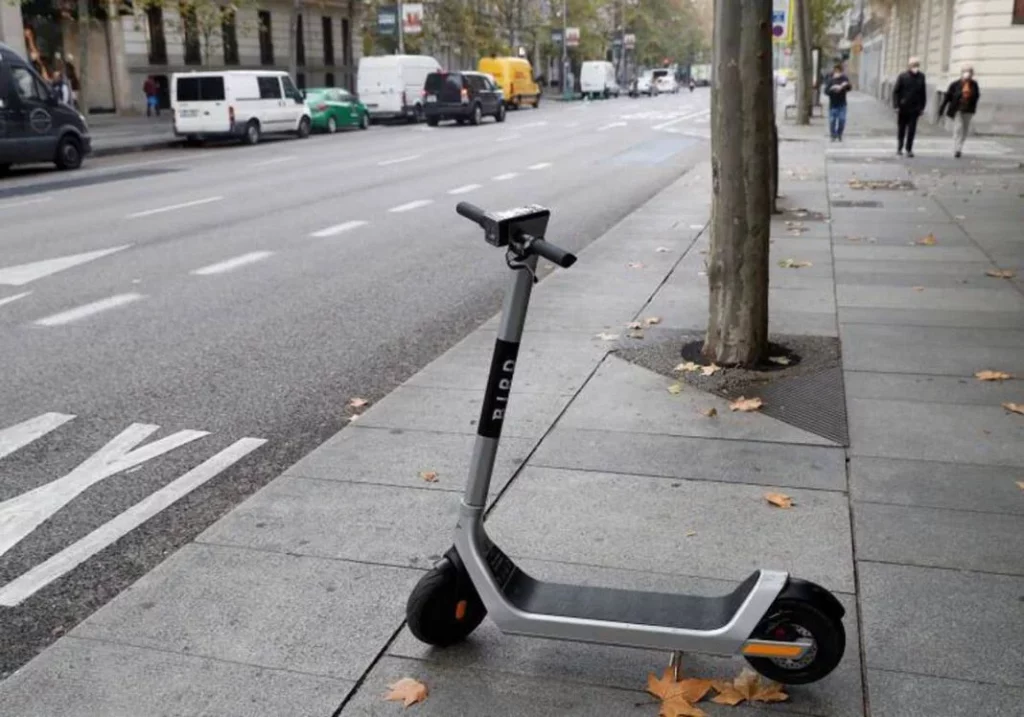 Si tienes menos de 15 años, aquí no puedes conducir un patinete eléctrico. Y esta medida se va a extender a tu ciudad 343 Motor16 casco