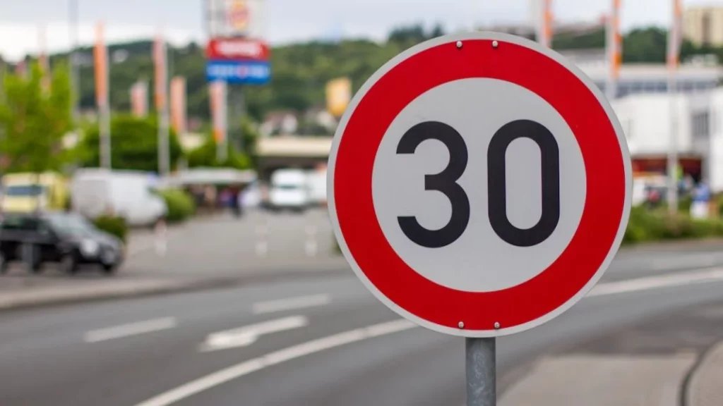 Dos radares ponen 15.000 multas en dos meses en este pueblo de Asturias: Y así se lo toman los conductores 200 Motor16 limite velocidad 30 3 Motor16