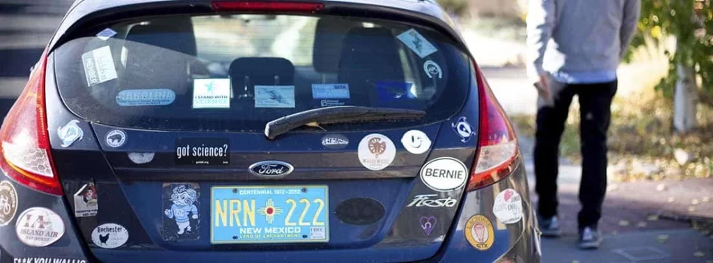 Esta pegatina está prohibida llevarla en tu coche. Si te pillan te van a multar con 200 euros 182 Motor16 ley