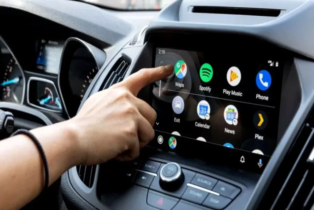 La multa que la DGT te va a poner si has instalado una pantalla Android Auto en tu coche 56 Motor16 distracciones