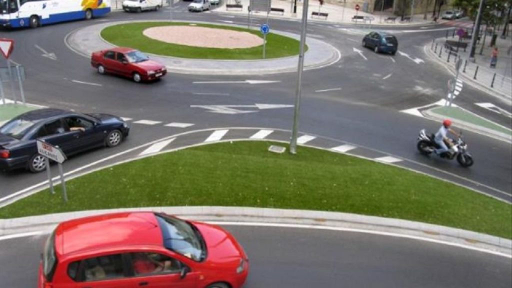Así se hace una rotonda: Y si no la DGT te multará con 500 euros y 6 puntos 233 Motor16 ley