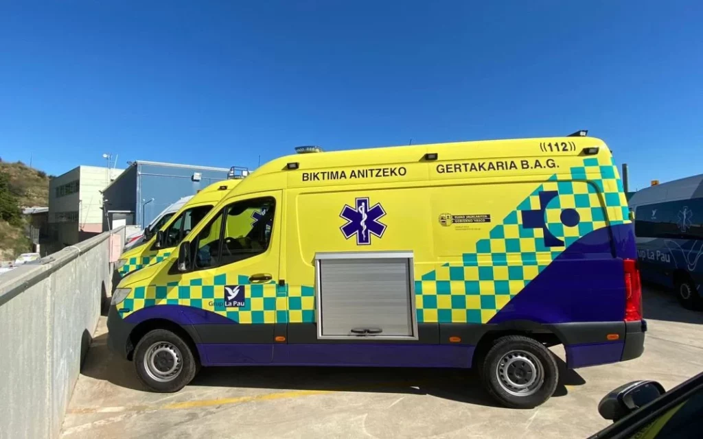 La DGT estrena norma que deberás cumplir cuando te pase un vehículo de emergencia 205 Motor16 circulando