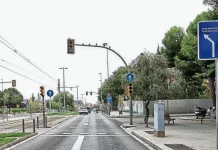 Las desconcertantes señales para peatones que nadie entiende y que tienen en pie de guerra a un barrio de Barcelona