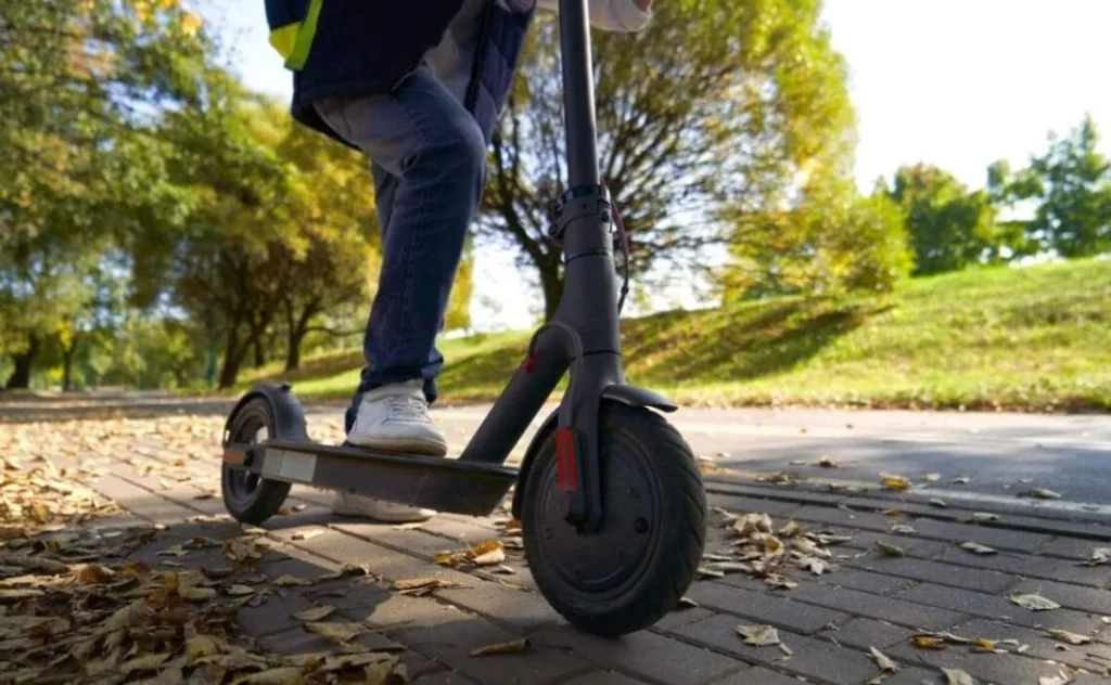 Si tienes menos de 15 años, aquí no puedes conducir un patinete eléctrico. Y esta medida se va a extender a tu ciudad 339 Motor16 prohibición