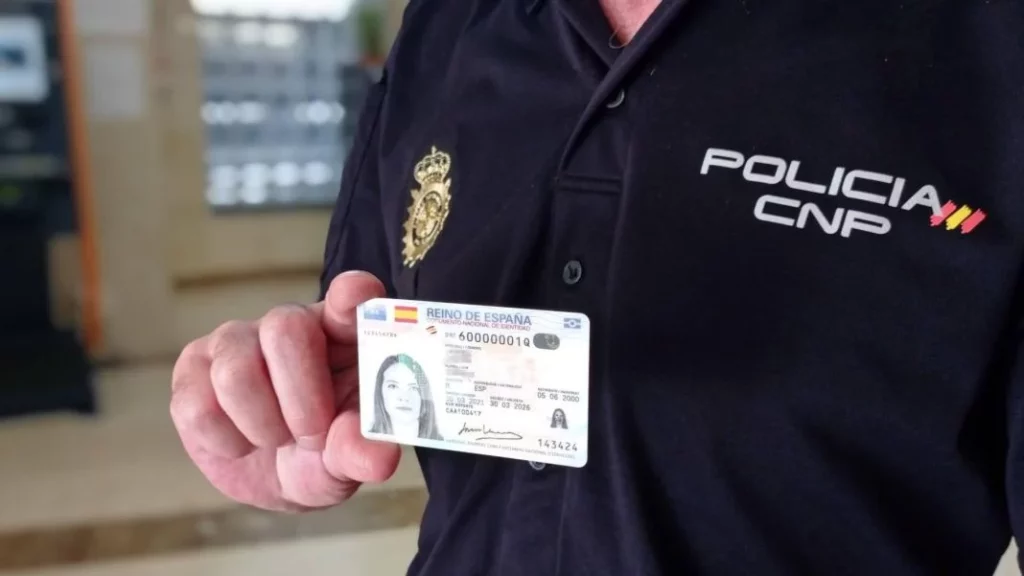 La DGT quiere que renueves tu carnet de conducir en una fecha distinta a la que te toca 23 Motor16 carretera
