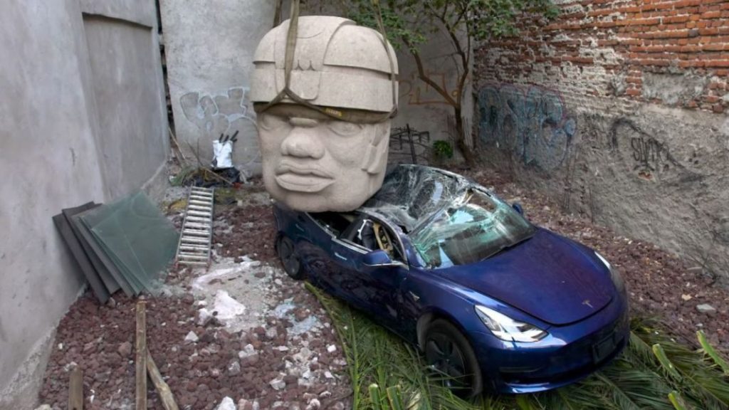 Sí, este Tesla Model 3 ha sido aplastado por una cabeza gigante 1 Motor16 tesla model 3 aplastado cabeza olmeca 1 Motor16