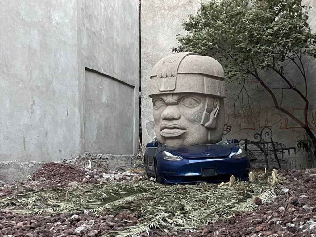 Sí, este Tesla Model 3 ha sido aplastado por una cabeza gigante 2 Motor16 tesla model 3 aplastado cabeza olmeca 1 Motor16