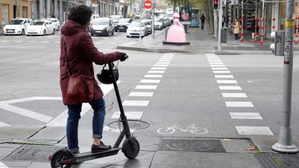 Si tienes menos de 15 años, aquí no puedes conducir un patinete eléctrico. Y esta medida se va a extender a tu ciudad 341 Motor16 edad