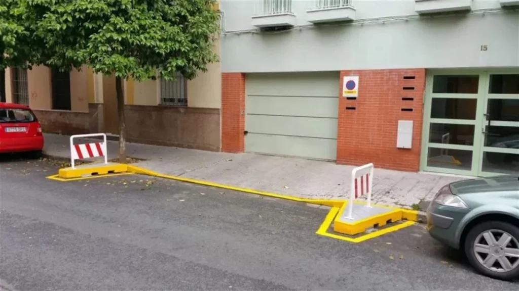 Las obligaciones que tienen que tener conductores y propietarios ante un vado de estacionamiento 150 Motor16 vado acera rebajada Motor16