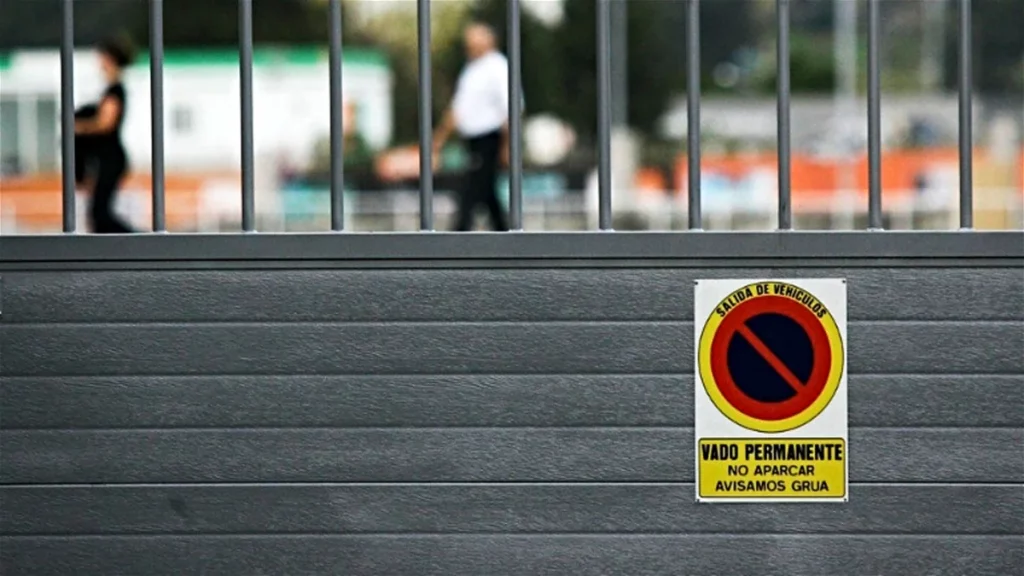 Las obligaciones que tienen que tener conductores y propietarios ante un vado de estacionamiento 151 Motor16 vado permanente irregular Motor16