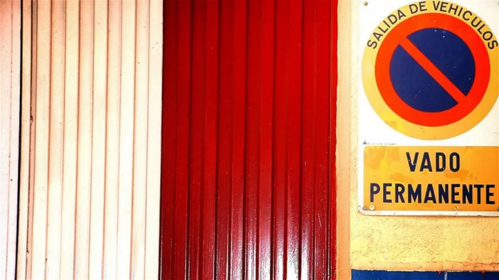 Las obligaciones que tienen que tener conductores y propietarios ante un vado de estacionamiento 152 Motor16 vado permanente portada Motor16