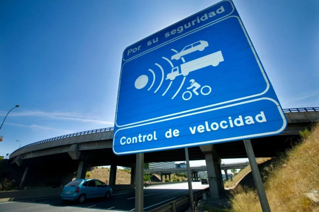 Di adiós a las multas por exceso de velocidad: Esta es la aplicación perfecta y legal que detecta radares 82 Motor16 velocidad Motor16