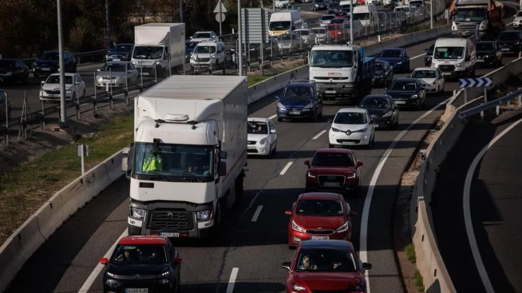 Carreteras abiertas a peatones y ciclistas, pero cerradas a coches y motos: La moda que la DGT podría traer de Europa 91 Motor16 carretera