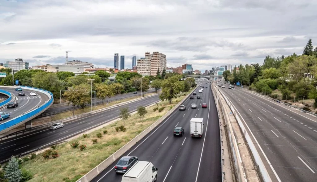 Despídete de conducir por el carril izquierdo. Si eres de estos conductores la DGT te lo prohíbe 188 Motor16 iniciativas