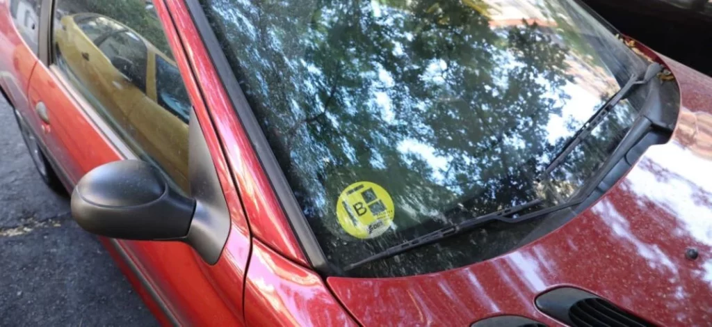 Esta pegatina está prohibida llevarla en tu coche. Si te pillan te van a multar con 200 euros 180 Motor16 DGT