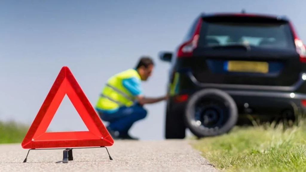 La DGT estrena norma que deberás cumplir cuando te pase un vehículo de emergencia 209 Motor16 utilidad