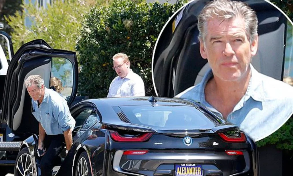 100 mil euros, asientos de cuero y cámaras en todos lados: así es el coche de Pierce Brosnan 1 Motor16 ¿Qué características tiene el diseño del BMW de Pierce Brosnan?