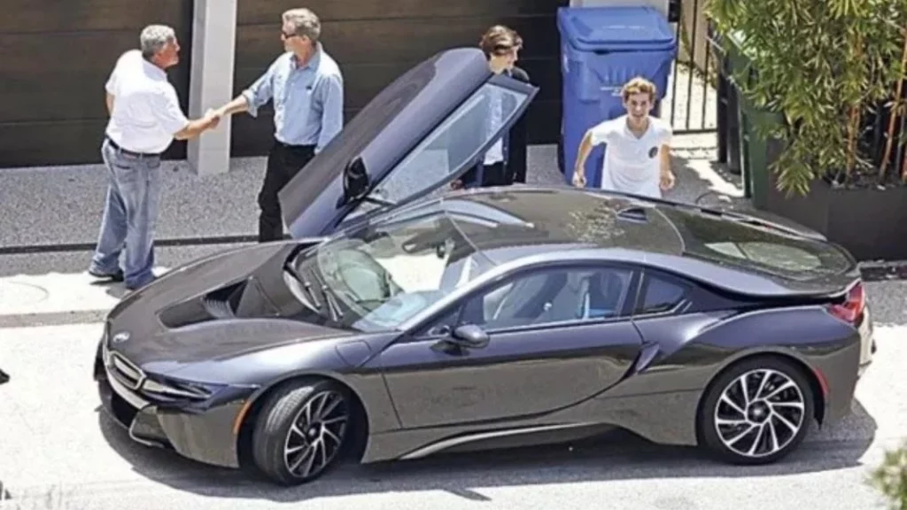 100 mil euros, asientos de cuero y cámaras en todos lados: así es el coche de Pierce Brosnan 2 Motor16 ¿Cuánto pagó Pierce Brosnan por su espectacular coche?