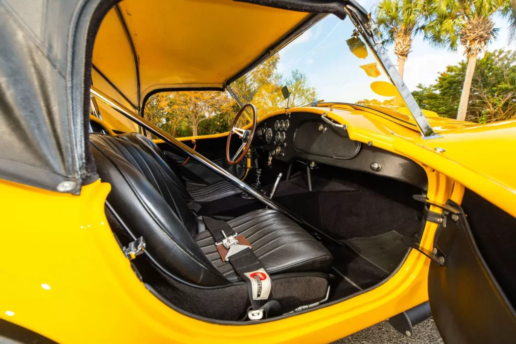 1964 Shelby Cobra Dragonsnake Mecum. Imagen interior.