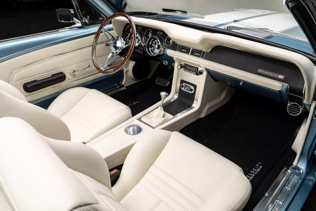 Velocity es capaz de actualizar tu clásico Ford Mustang de los años ‘60 3 Motor16 1968 Ford Mustang Convertible. Velocity. Imagen interior.