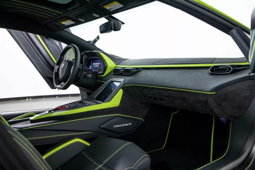 Con este Lamborghini Countach LPI 800-4 jamás pasarás desapercibido 2 Motor16 2021 Lamborghini Countach LPI 800-4 Verde Themis. Imagen interior.