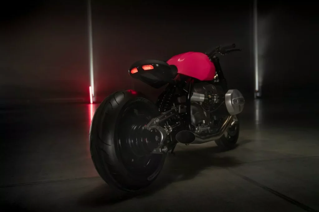 2024 BMW R20 Concept. Imagen trasera.