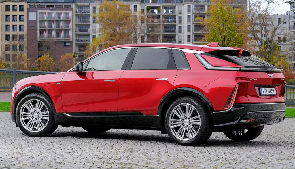 El Cadillac Lyriq aterriza en Europa. Más caro que en USA, pero interesa 1 Motor16 2024 Cadillac Lyriq. Alemania. Imagen trasera.