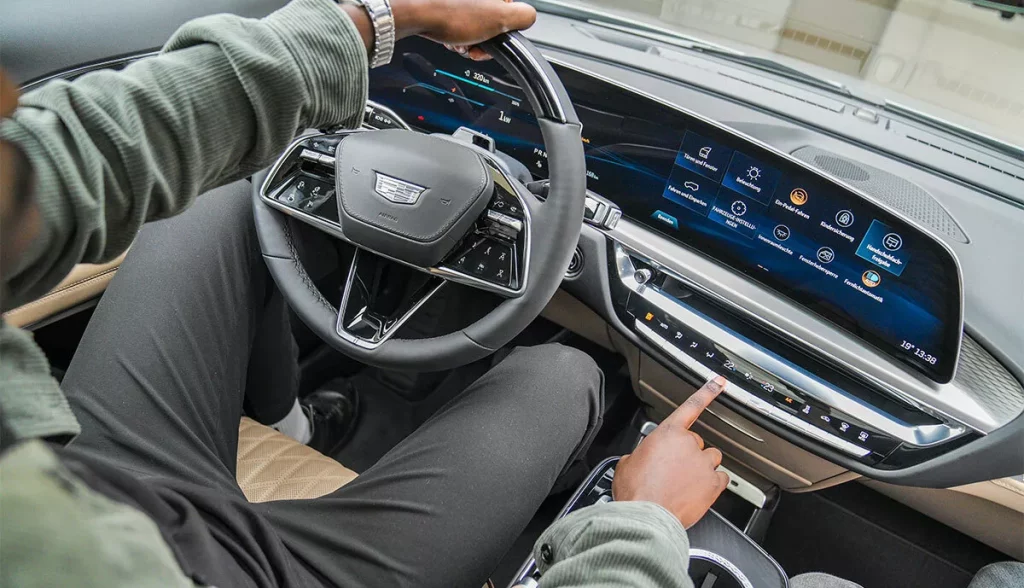 El Cadillac Lyriq aterriza en Europa. Más caro que en USA, pero interesa 2 Motor16 2024 Cadillac Lyriq. Alemania. Imagen interior.