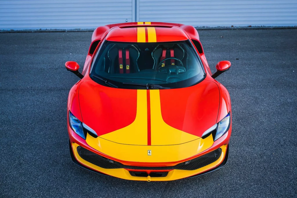 El Ferrari 296 GTB de Ronald McDonald existe. Y está a la venta 1 Motor16 2024 Ferrari 296 GTB McDonald SBX. Imagen delantera.