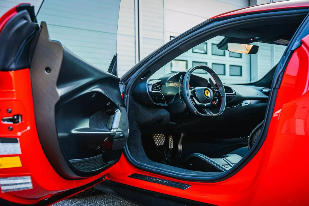 El Ferrari 296 GTB de Ronald McDonald existe. Y está a la venta 2 Motor16 2024 Ferrari 296 GTB McDonald SBX. Imagen interior.