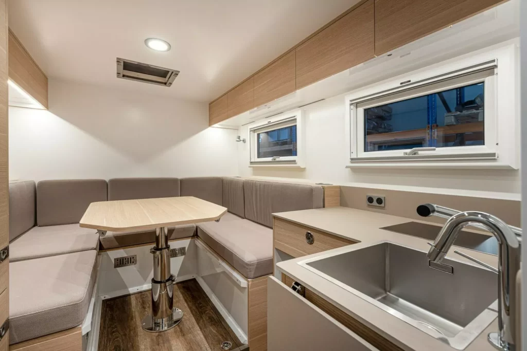 2024 Krug Bedrock XT2. Camper. Imagen interior.