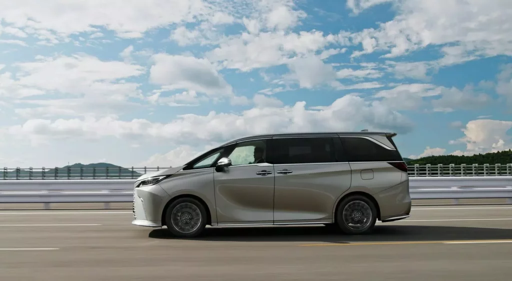El impresionante Lexus LM estrena una versión de 'acceso' 15 Motor16 2024 Lexus LM Luxury Japon 10 Motor16
