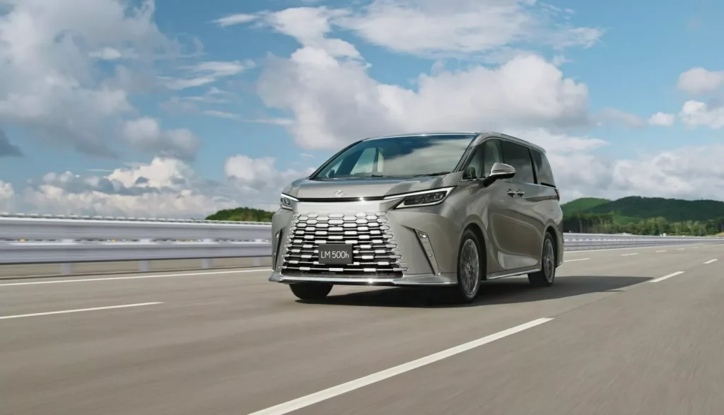 El impresionante Lexus LM estrena una versión de 'acceso' 4 Motor16 2024 Lexus LM Luxury Japón. Imagen delantera.