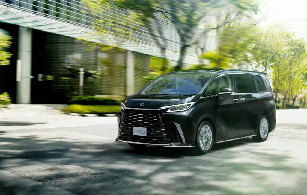 El impresionante Lexus LM estrena una versión de 'acceso' 17 Motor16 2024 Lexus LM Luxury Japon 12 Motor16