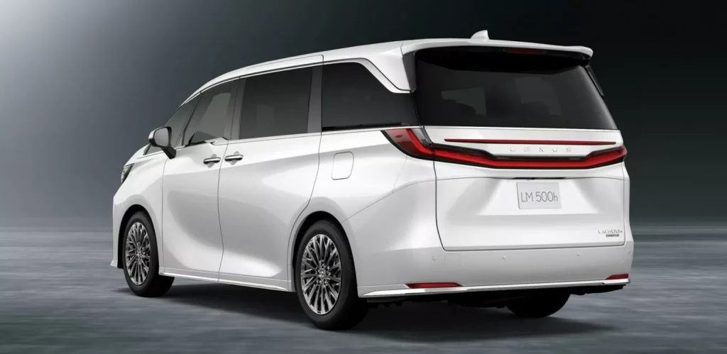 El impresionante Lexus LM estrena una versión de 'acceso' 5 Motor16 2024 Lexus LM Luxury Japón. Imagen trasera.