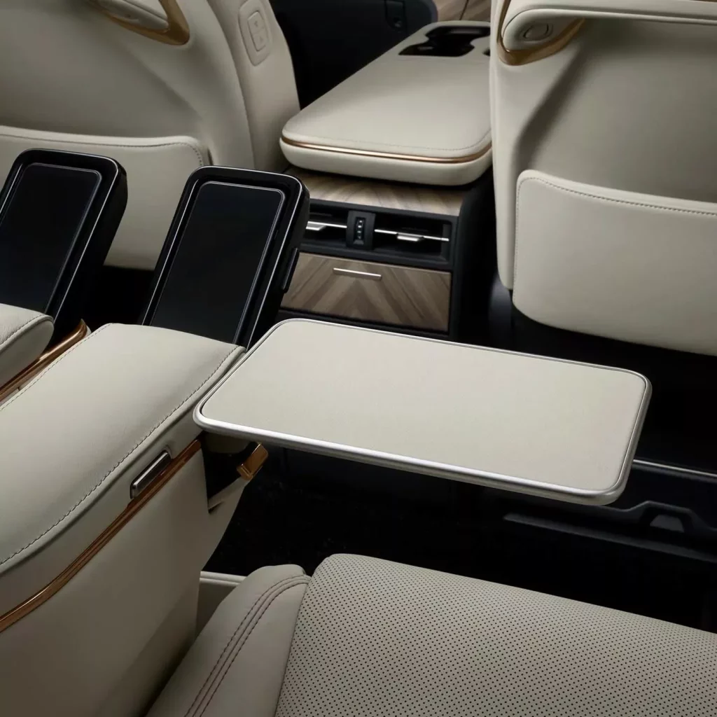 El impresionante Lexus LM estrena una versión de 'acceso' 8 Motor16 2024 Lexus LM Luxury Japon 3 Motor16